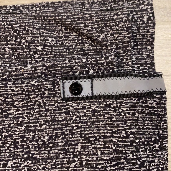 Lululemon Customizable Snap Scarf - Picture 2 of 4